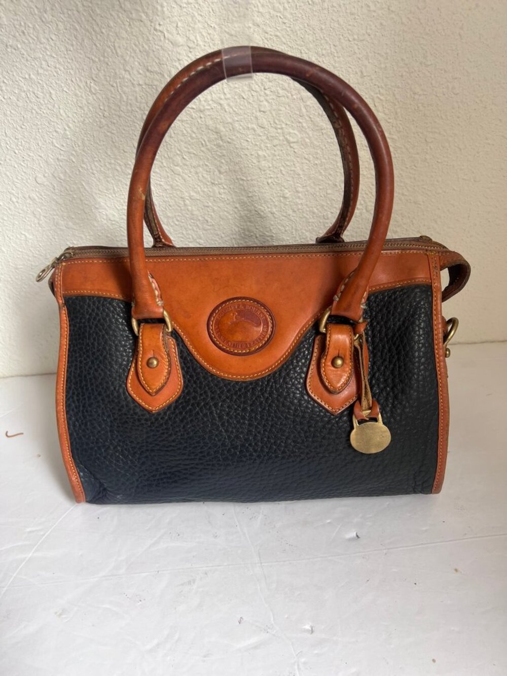 90'S VINTAGE DOONEY & BOURKE ALL WEATHER LEATHER BARREL BAG SATCHEL